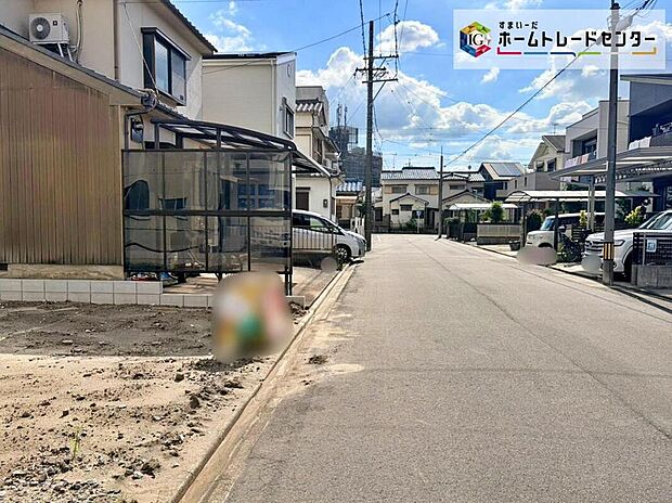 【前面道路含む現地写真】前面道路も十分の広さがあり、お車の駐車もゆとりをもって行えます◎