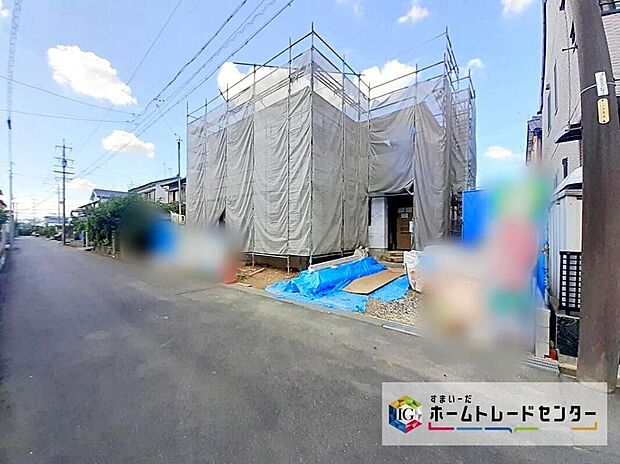 【前面道路含む現地写真】前面道路は交通量が少なく、住人以外の進入も少ない道路です。駐車時もゆっくりと落ち着いて行える立地環境になっています♪　　　　　　　