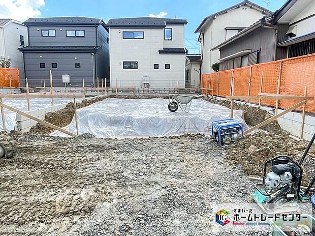 【現地外観写真】1号棟 当物件のご案内につきましては、営業スタッフが丁寧に御対応します♪休日、お仕事帰りなど、ご都合に合わせていつでもご案内いたします♪周辺環境と併せて、実際に現地をご確認ください♪