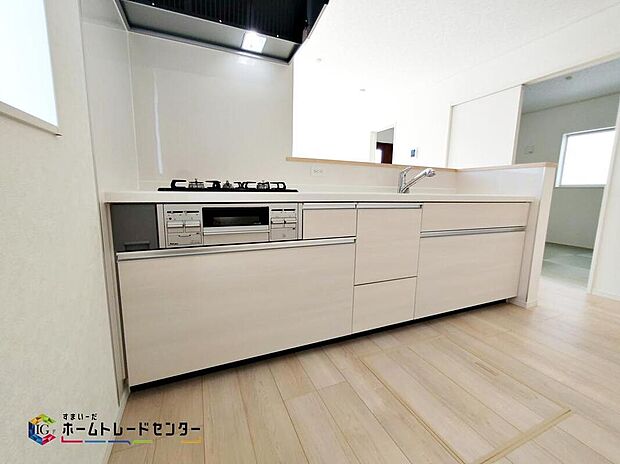 ☆１号棟☆対面キッチンですので、お食事の準備をしながらご家族との会話を楽しめます。広くて明るいキッチンは大変使いやすくなっております。