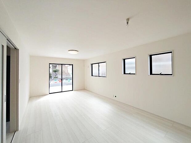 広くて明るいＬＤＫ♪心地の良い光が全体を包みます！ また、くつろげるリビングが広く確保されているため、ご家族皆様の笑顔が溢れます。