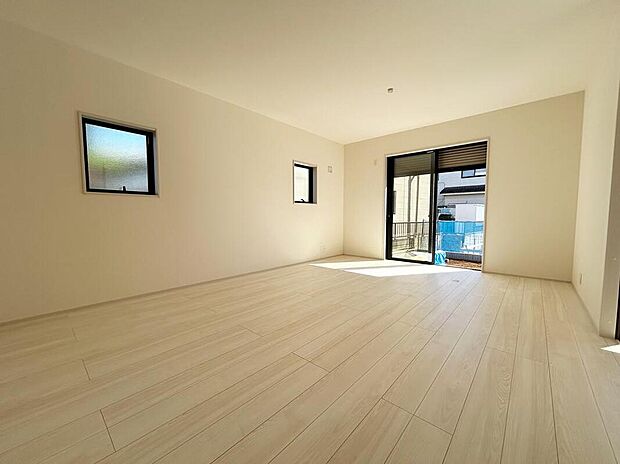 広々としたリビングは南側に設けた掃き出し窓からたくさんの陽光を取り入れてくれます。家族が集まる空間ですからやはり明るさと、暖かさは大切です。広さがありますので家具の配置に悩まなくて済むのも良いです。