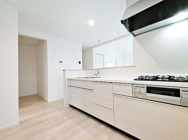 ☆２号棟☆キッチンからリビングへの視界、動線です。対面キッチンですので、常にご家族が視界に入るのはもちろん、動線を広めにとっておりますので、お料理やお皿を持ちながらすれ違っても大丈夫です。