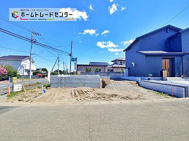 前面の道路幅はゆったり5.9ｍなので、落ち着いて車の出し入れができます♪

