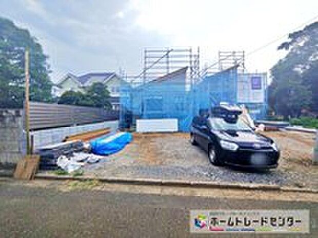 【2026年8月撮影】陽当りの良い道路に面したお住まい。道路幅も広めで、開放感たっぷり♪