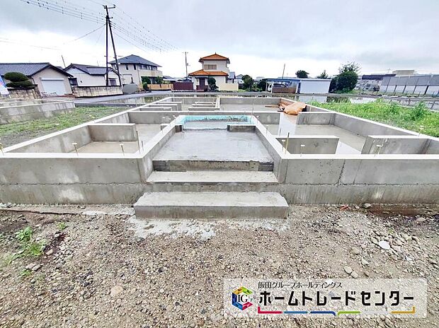 周辺は静かで落ち着いた雰囲気の住宅街です。周囲には高い建物もなく、空を見渡すことができます。交通量も少なく、穏やかで快適にお過ごし頂けそうです。