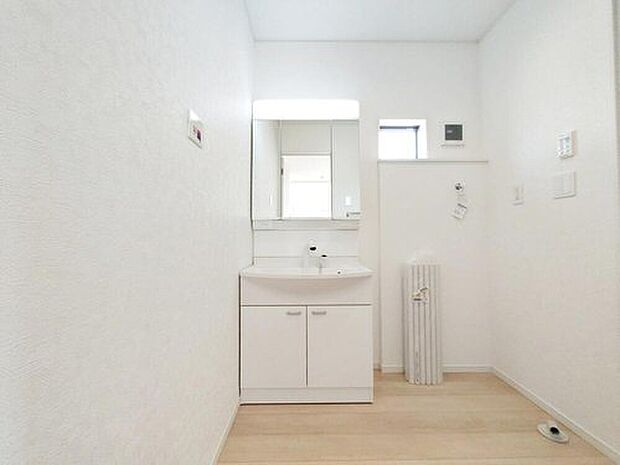 【洗面台・洗面所】☆1号棟☆洗面所にしっかりとしたゆとりを持たせることで、普段の生活のストレスにつながります。朝の準備に洗濯物の取り回し、浴室出入りや着替えなど、機能性が求められる場所です。

