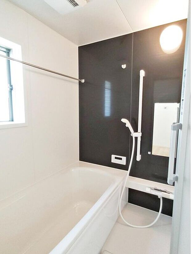 【浴室】☆1号棟☆ゆっくり半身浴も可能な一坪タイプのバスルームです。広さのあるお風呂ですので、家族で楽しく入るのもいいですし、一人でのびのび、のんびり入ってリフレッシュするのもいいですね。