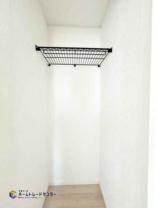 【収納】☆2号棟☆各居室に収納を完備しております。収納が豊富な住宅は居室空間がしっかりと使えるので暮らしやすさが断然に上がります。荷物を気にすることなく家具の配置をお好み通りにできるのも大きな魅力です。