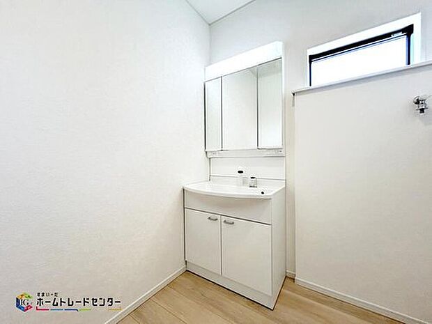 【洗面台・洗面所】☆2号棟☆洗面所にしっかりとしたゆとりを持たせることで、普段の生活のストレスにつながります。朝の準備に洗濯物の取り回し、浴室出入りや着替えなど、機能性が求められる場所です。

