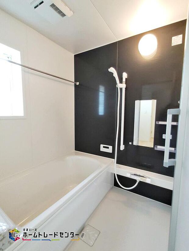 【浴室】☆１号棟☆ゆっくり半身浴も可能な一坪タイプのバスルームです。広さのあるお風呂ですので、家族で楽しく入るのもいいですし、一人でのびのび、のんびり入ってリフレッシュするのもいいですね。