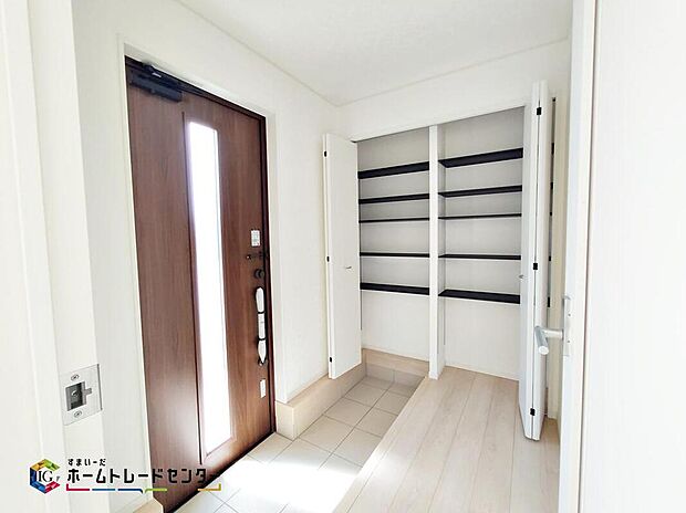 【玄関】☆１号棟☆玄関に備え付けのシューズクローク。大容量の収納力でご家族の履物もすっきり収納できます♪片付けが楽になる豊富な収納は、日々のストレス軽減にもつながります。