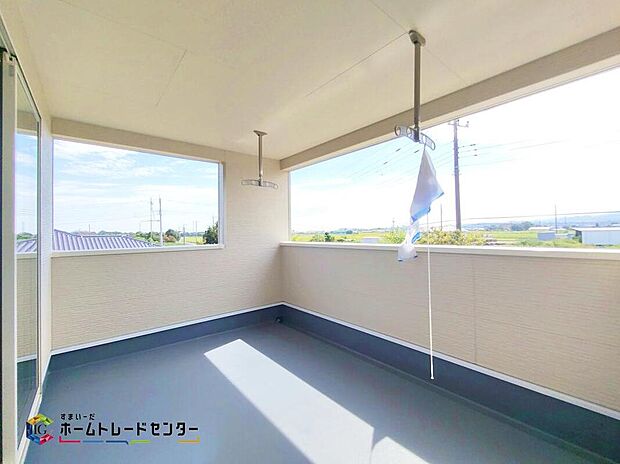 【バルコニー】☆１号棟☆布団や洗濯物を干すときに大事な陽当たりが充分に確保できるバルコニーです。外の風に直接ふれることのできる空間でもあるため、ゆったりとしたスペースを確保しています。