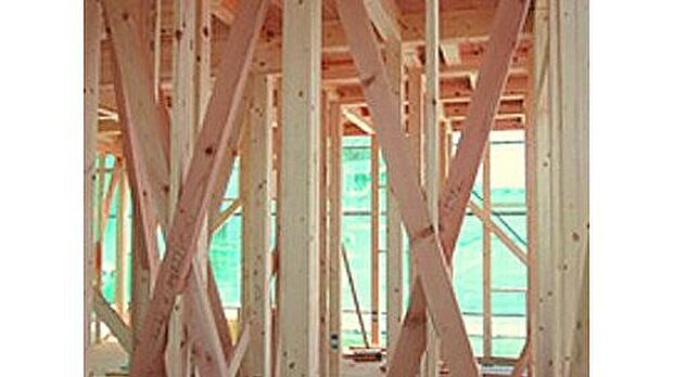 【【木造軸組工法】】常に呼吸し、気候の変化に合わせて微妙に伸縮する木材こそが、高温多湿な日本の気候風土に最適と確信しているからです。「木造軸組み工法」は土台、柱、梁などの住宅の骨格を木の軸で造る工法です。