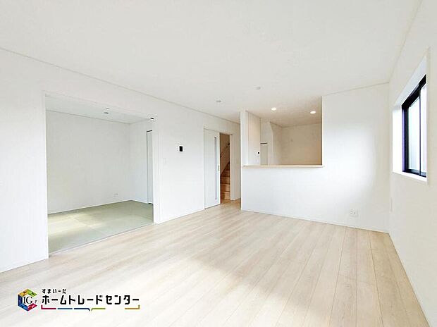 【リビング】☆７号棟☆家族の食事や団らんのほか、子供を遊ばせたり、友人を招いたりするＬＤＫは住まいの中心。長時間過ごす場所だから、その空間は住まい全体の居心地を左右します。