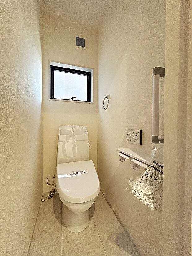 【トイレ】手すり付きのトイレです。

