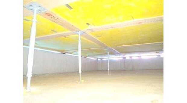 【【鋼製床束】】建物の床を支える「床束」と呼ばれる支持材に、サビやシロアリを寄せ付けない鋼製の床束を採用。従来品に比べ信頼性が高く、安心の強度で頑丈な構造を支えます。メンテナンス性にも優れた素材です。