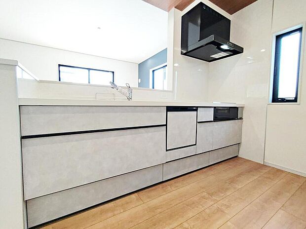 【キッチン】見栄えもよくお手入れもスムーズに出来ます。豊富な収納力もございますので、キッチンスペースをスッキリとお使い頂けそうです。