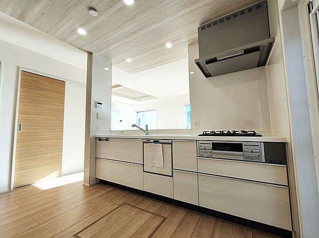 【【システムキッチン】】見栄えもよくお手入れもスムーズに出来ます。豊富な収納力もございますので、キッチンスペースをスッキリとお使い頂けそうです。