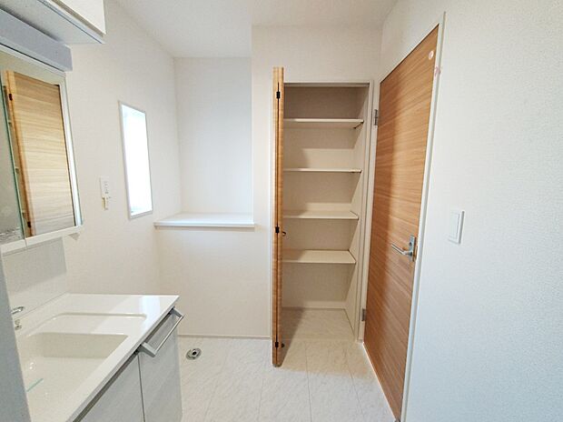 【洗面所】稼働棚もある洗面室です。