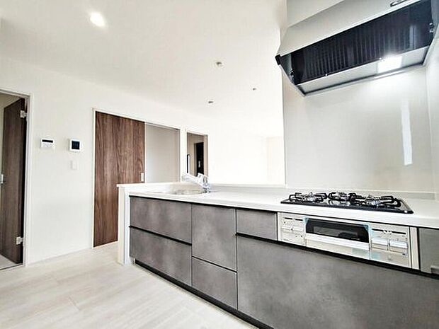 【【システムキッチン】】見栄えもよくお手入れもスムーズに出来ます。豊富な収納力もございますので、キッチンスペースをスッキリとお使い頂けそうです。