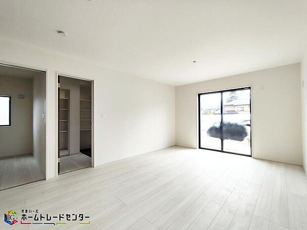 【リビング】広々としたリビングは南側に設けた掃き出し窓からたくさんの陽光を取り入れてくれます。家族が集まる空間ですからやはり明るさと、暖かさは大切です。広さがありますので家具の配置に悩まなくて済むのも良いです。