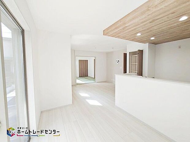 【リビング】☆２号棟☆縦長で奥行きのあるリビングは、家具の配置がしやすく使い勝手が非常に良いです。特にソファを配置した時にその便利さがお分かりいただけると思います。