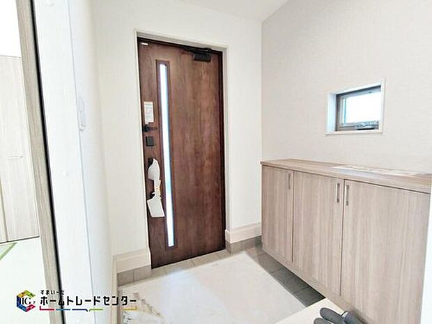 【玄関】☆２号棟☆玄関に備え付けのシューズボックス。大容量の収納力でご家族の履物もすっきり収納できます♪片付けが楽になる豊富な収納は、日々のストレス軽減にもつながります。