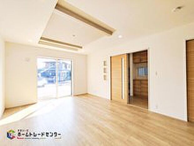 【リビング】☆２号棟☆縦長で奥行きのあるリビングは、家具の配置がしやすく使い勝手が非常に良いです。特にソファを配置した時にその便利さがお分かりいただけると思います。