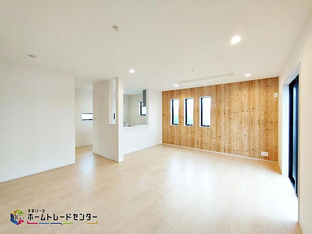 【リビング】家族の食事や団らんのほか、子供を遊ばせたり、友人を招いたりするＬＤＫは住まいの中心。長時間過ごす場所だから、その空間は住まい全体の居心地を左右します