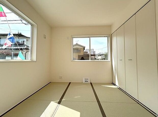 【リビング以外の居室】リビング横の和室を開放すると約20帖の大空間となります。普段は開放して広々としたリビングとしてお使い頂き、お客様がいらしたときには客間としてもご利用いただけます。