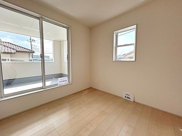 【リビング以外の居室】◆2階西側5.25畳◆2面採光です。光を取り入れやすのはもちろんですが、建物全体の窓の数も増えておりますので、換気性能に優れた物件です。窓を開ければ家中を気持ちの良い風が通り抜けます。