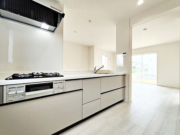 【【システムキッチン】】見栄えもよくお手入れもスムーズに出来ます。豊富な収納力もございますので、キッチンスペースをスッキリとお使い頂けそうです。