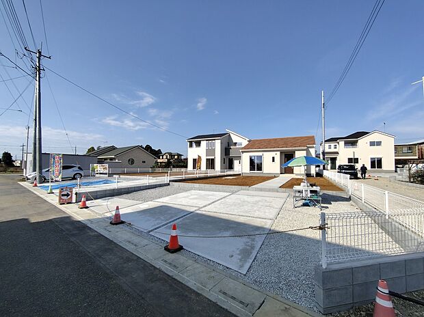 【前面道路含む現地写真】閑静な住宅街は落ち着いた新生活を送るのにぴったりです♪ これだけではない魅力が、現地できっと見つかる！お問合せをお待ちしております。お問い合わせ・資料のご請求などもお気軽にどうぞ。
