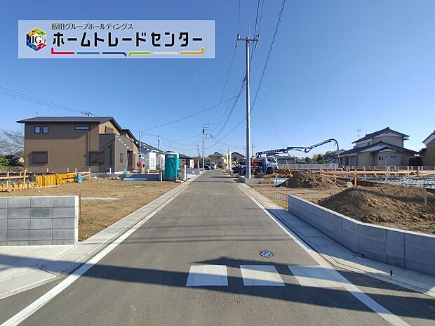 【前面道路含む現地写真】【11/22撮影】当日のご見学予約も承ります。これから徐々にお家が出来上がっていきます。どんな家が建つのか楽しみですね。同じものは2つとない「夢のマイホーム」との出会いが待っているかもしれません。