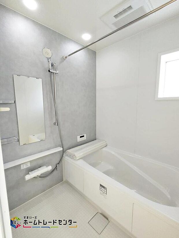 【浴室】☆２号棟☆ ゆっくり半身浴も可能な一坪タイプのバスルームです。広さのあるお風呂ですので、家族で楽しく入るのもいいですし、一人でのびのび、のんびり入ってリフレッシュするのもいいですね。