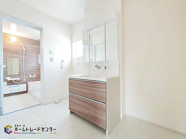 【洗面台・洗面所】洗面所にしっかりとしたゆとりを持たせることで、普段の生活のストレスにつながります。朝の準備に洗濯物の取り回し、浴室出入りや着替えなど、機能性が求められる場所です。