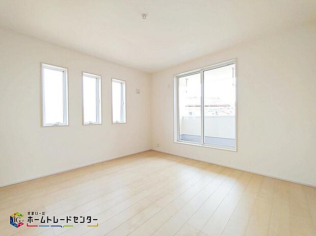 【リビング以外の居室】2面採光の洋室です。窓からの眺望もよくなり視界が広いので、部屋にいても飽きません、そしてもちろん大切なのは明るさと風通し、明るい日差しと心地よい風で自分のお部屋でくつろげる贅沢をご提供します。