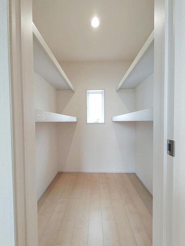 【収納】【４号棟】２階西側８帖の右手側のウォークインクローゼットです。