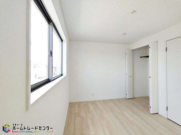 【リビング以外の居室】☆７号棟☆2階のお部屋です。光を取り入れやすのはもちろんですが、建物全体の窓の数も増えておりますので、換気性能に優れた物件です。窓を開ければ家中を気持ちの良い風が通り抜けます。