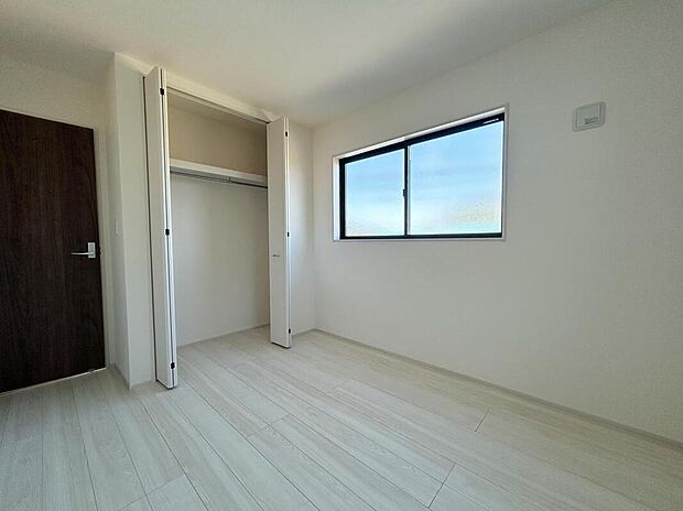 【リビング以外の居室】2階北東5.34帖のお部屋です。2面採光です。光を取り入れやすのはもちろんですが、建物全体の窓の数も増えておりますので、換気性能に優れた物件です。窓を開ければ家中を気持ちの良い風が通り抜けます。