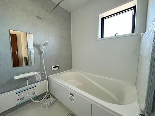 【浴室】ゆっくり半身浴も可能な一坪タイプのバスルームです。広さのあるお風呂ですので、家族で楽しく入るのもいいですし、一人でのびのび、のんびり入ってリフレッシュするのもいいですね