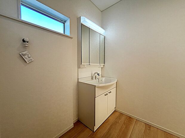 【【浄水器】】カートリッジタイプの浄水器。浄水、原水はワンプッシュで切り替えができ、見やすい大きな表示窓もあります。ノズルはシャワーヘッドになっておりお掃除も楽々です。

