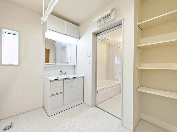 【洗面台・洗面所】洗面所にしっかりとしたゆとりを持たせることで、普段の生活のストレス軽減につながります。朝の準備に洗濯物の取り回し、浴室出入りや着替えなど、機能性が求められる場所です。