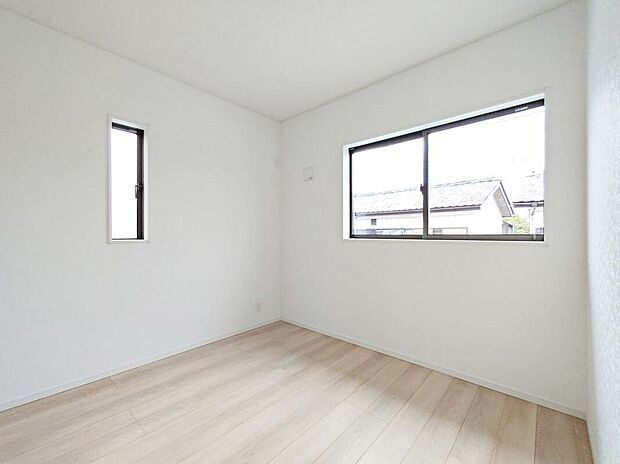 【リビング以外の居室】☆２号棟☆光を取り入れやすのはもちろんですが、建物全体の窓の数も増えておりますので、換気性能に優れた物件です。窓を開ければ家中を気持ちの良い風が通り抜けます。