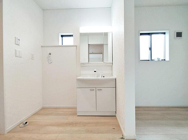 【洗面台・洗面所】☆２号棟☆洗面所にしっかりとしたゆとりを持たせることで、普段の生活のストレス軽減につながります。朝の準備に洗濯物の取り回し、浴室出入りや着替えなど、機能性が求められる場所です。