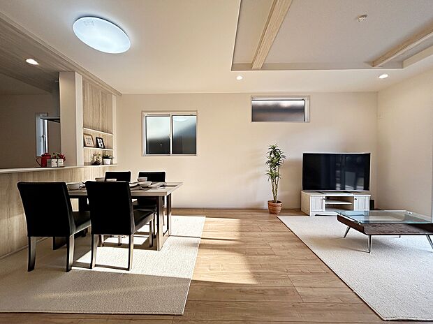 【リビング】明るめのフローリングですので、壁紙ともマッチし、お部屋を更に広く見せてくれる効果も。
心地良い風を感じられる全居室２面採光！風通しがよく効果的に空気の入れ替えができます。