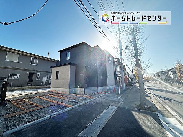 【現地外観写真】周辺にはスーパーやコンビニ、ドラッグストなどの日常的に利用する商業施設が徒歩１０分圏内に点在しています。毎日のお買い物もしやすい利便性の高い立地です。