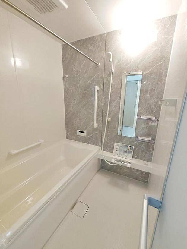 【浴室】【１号棟】１坪ある浴室です。