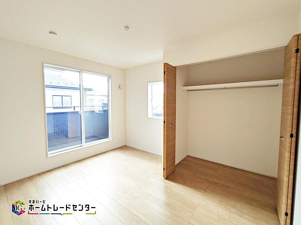 【リビング以外の居室】☆１号棟☆各居室に収納を完備しております。収納が豊富な住宅は居室空間がしっかりと使えるので暮らしやすさが断然に上がります。荷物をを気にすることなく家具の配置をお好み通りにできるのも大きな魅力です。